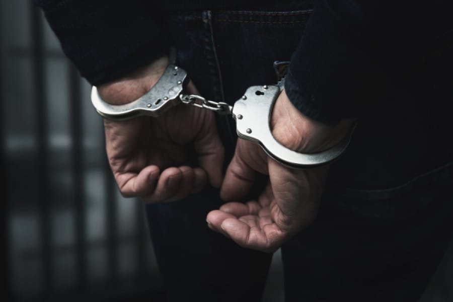 HOMEM É PRESO APÓS AGREDIR MULHER E TENTAR ATAQUE COM FACA EM TRÊS RIOS