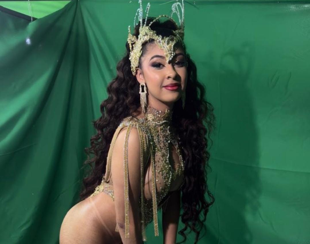 EM CIMA DA HORA COROA NOVA RAINHA DE BATERIA E REVELA ENREDO PARA O CARNAVAL 2027 EM HOMENAGEM A JOEL SANTIAGO